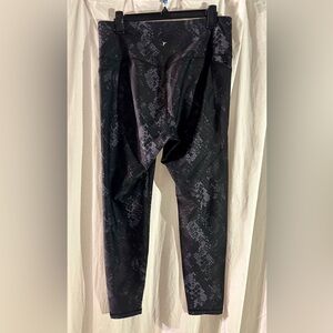 Old Navy Snake Print Elevate Legging - Size XL